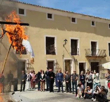 Pareja celebra la Procesión del Encuentro y la Quema del Judas, Fiestas de Interés Turístico Provincial
