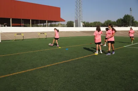 Manzanares impulsa el fútbol femenino con un campus de verano para jóvenes promesas