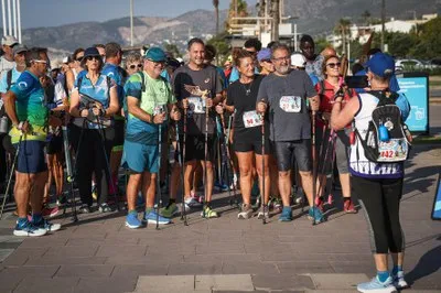 Castelldefels celebra su octava Marcha Nórdica solidaria en la playa