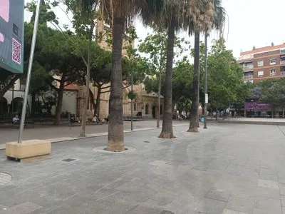 Castelldefels recupera la sombra en la Plaça de l'Església para el verano