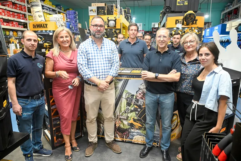 El alcalde de Tomelloso visita Ferretería Perona, un referente local a punto de cumplir 40 años