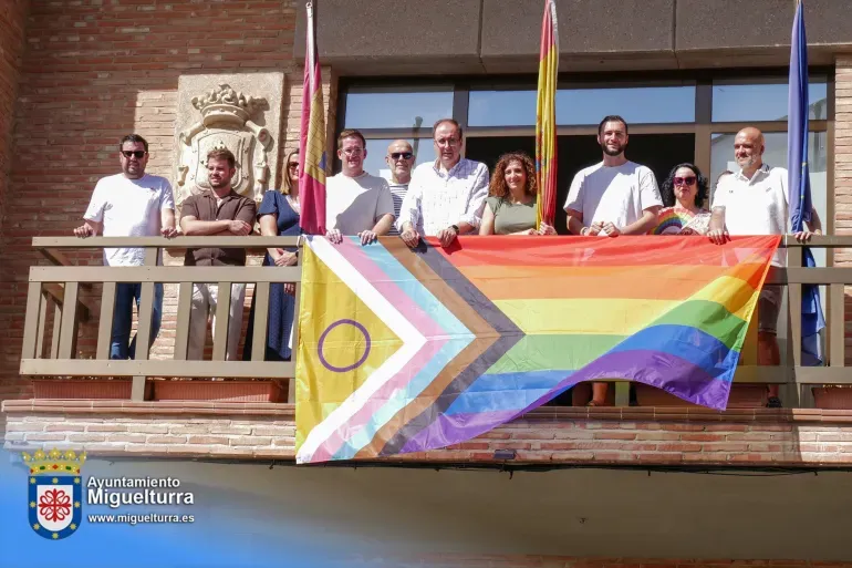Miguelturra inicia la Semana del Orgullo con la lectura de un manifiesto y la nueva bandera LGTBI+