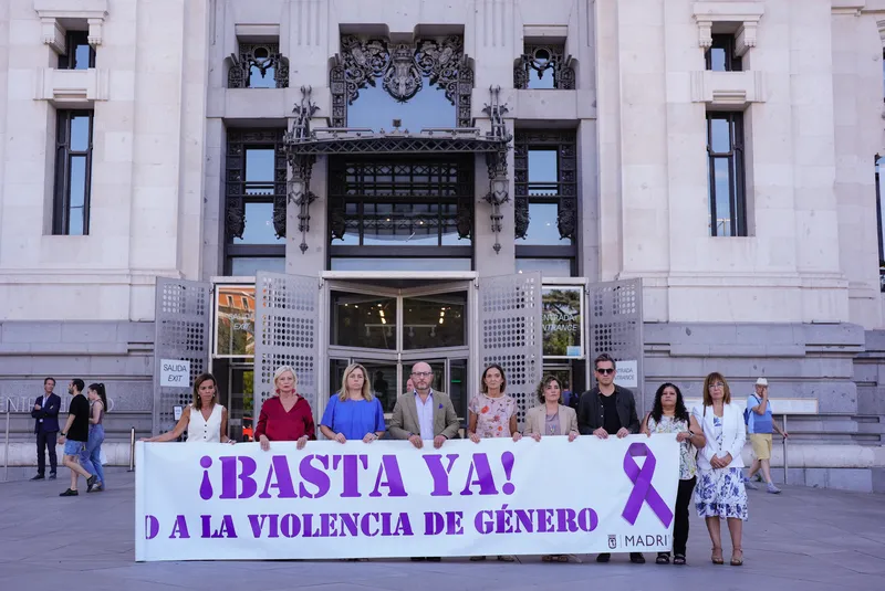 Madrid condena el asesinato machista de una vecina de Leganés con un minuto de silencio