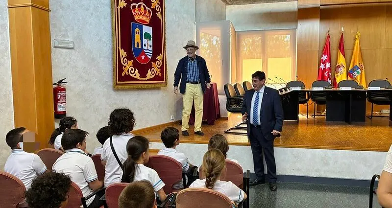 Alumnos del Colegio Árula conocen el Ayuntamiento de Valdeolmos-Alalpardo