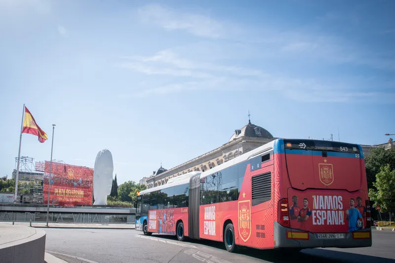 Los autobuses de EMT Madrid lucirán banderas de España en la final del Mundial