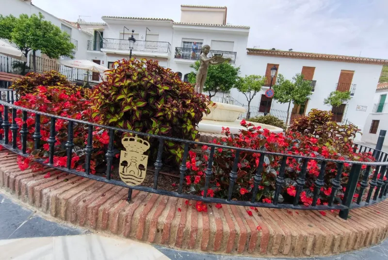 Benalmádena concede ayudas al 85% de los comercios afectados por obras en Plaza de España