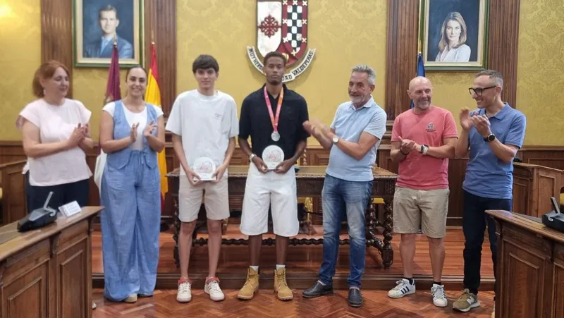 Valdepeñas homenajea a sus atletas Asabu Pinés y José Daniel Jiménez por sus éxitos nacionales