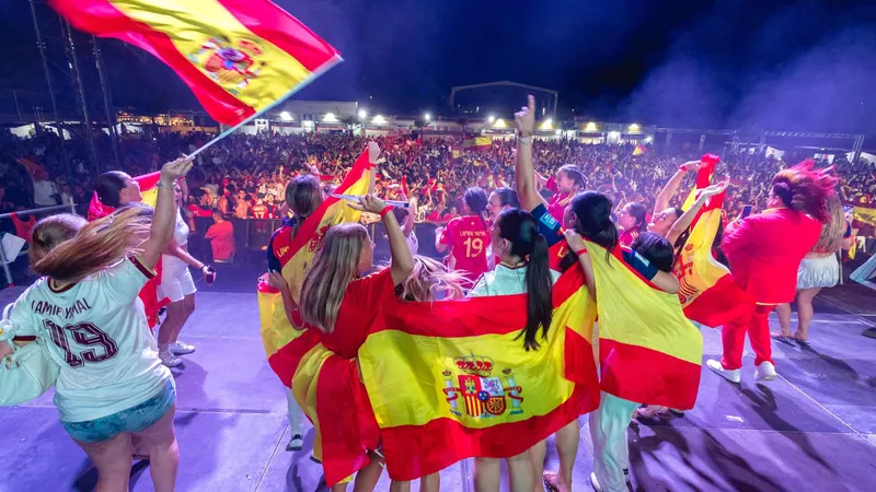 Miles de personas celebran la victoria de España en la final del Mundial en Benidorm