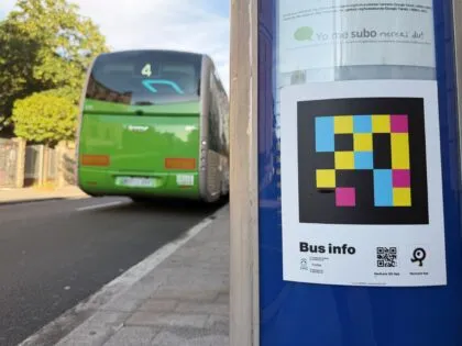 Vitoria-Gasteiz completa la instalación de códigos NaviLens para mejorar la accesibilidad del transporte público