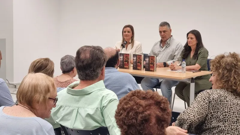 Ricardo Salmerón Cruz presenta en Valdepeñas su novela crítica 'No fue Dios culpable'