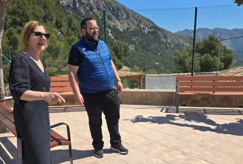 Confrides-L’Abdet mejora la seguridad del camino Viña-Pinar con nuevas luminarias