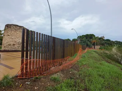 Avanza la instalación de la nueva valla perimetral del Parc del Castell de Castelldefels