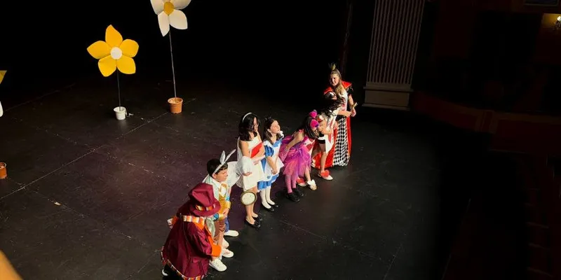 La escuela de teatro infantil de Almagro clausura el curso con "Alicia en el País de las Maravillas"