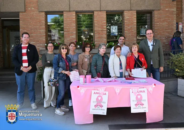 Miguelturra se une a la lucha contra el cáncer de mama con una mesa informativa y solidaria