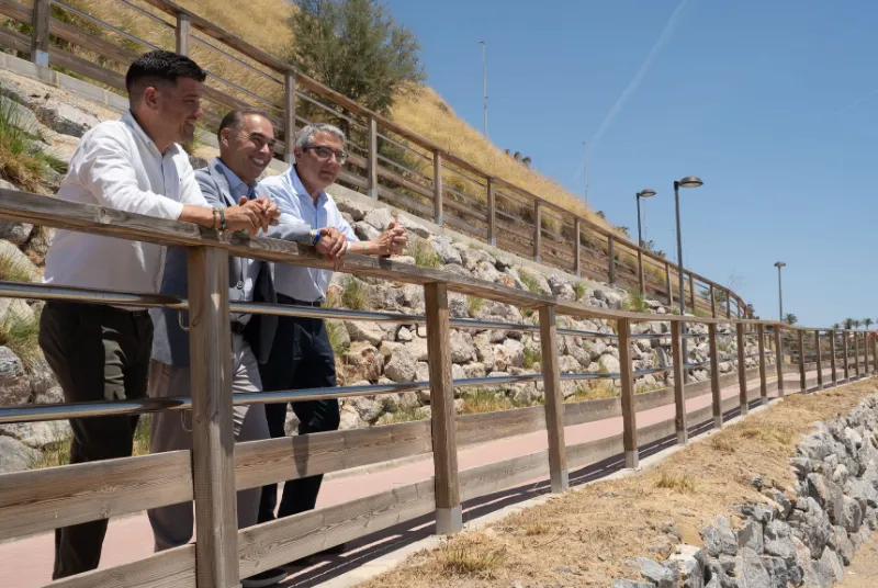 Benalmádena y Diputación de Málaga mejoran la Senda Litoral en la playa de Carvajal