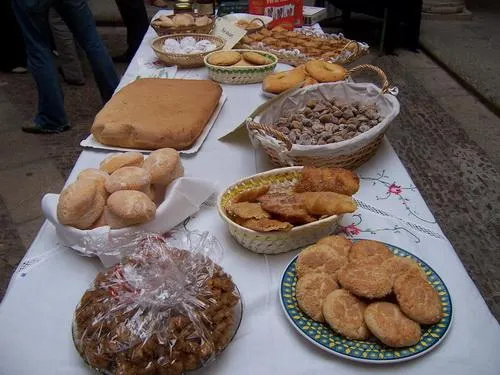Plasenzuela celebra su rica gastronomía con platos de caza y dulces tradicionales