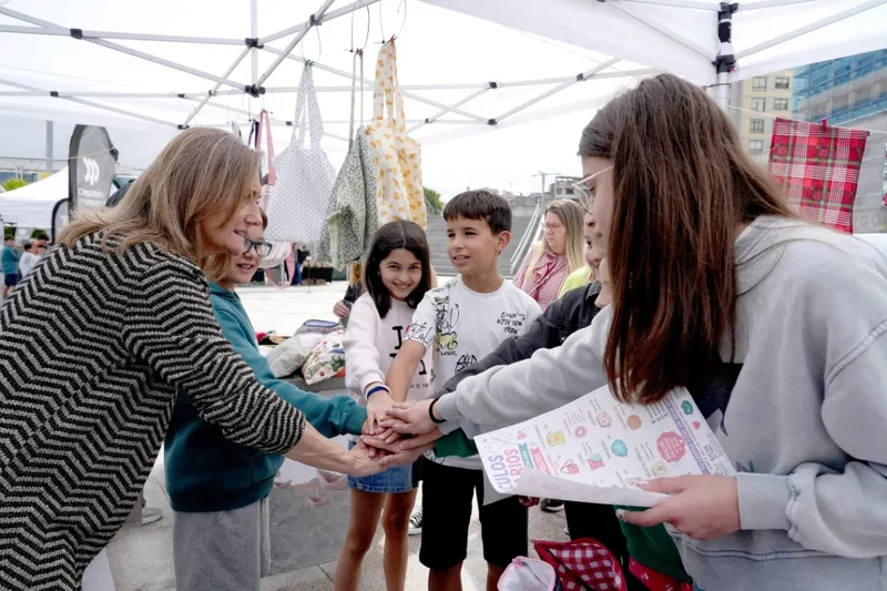 Más de cien escolares vigueses participan en el mercado de DepoEmprende na Escola