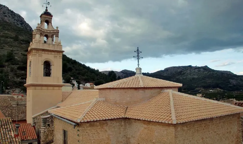Sagra presenta su patrimonio cultural con la Plaza de las Fuentes y la Iglesia de Sant Sebastià