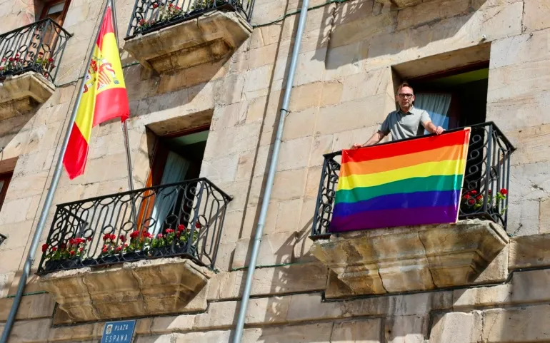 Reinosa ondea la bandera arcoíris por el Día del Orgullo LGTBI