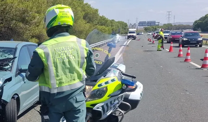 Motorista fallece tras salirse de la vía en Pinos Puente, Granada