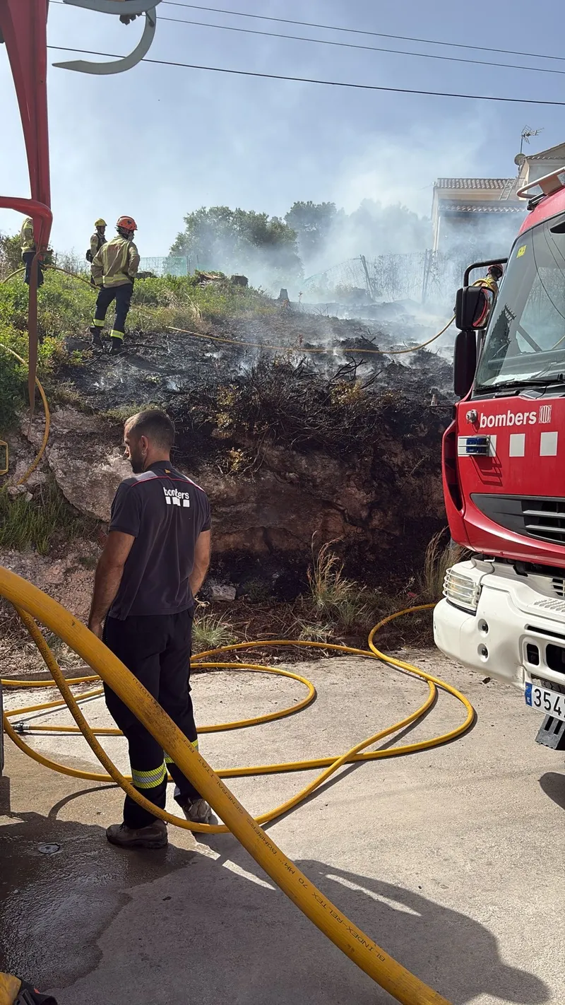 Controlados dos incendios en parcelas de Canyelles gracias a la rápida intervención de bomberos y ADF