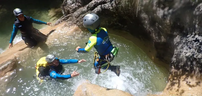 Aventura de barranquismo en Burgui para jóvenes este verano