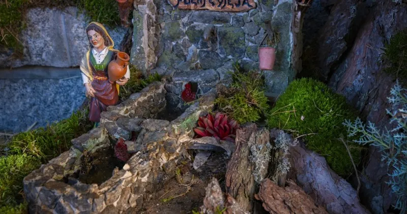 Peguerinos expone su belén navideño en miniatura recreando la arquitectura tradicional