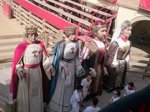 Larraga celebra la rica historia de su Comparsa de Gigantes y Cabezudos