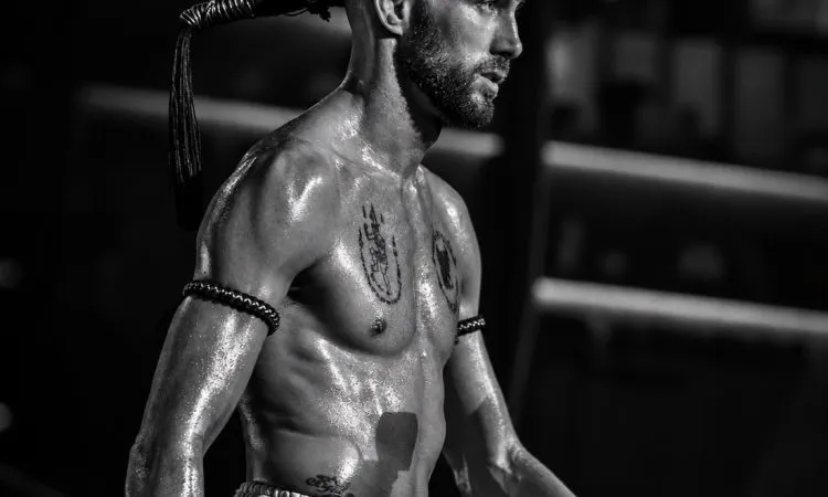 Casariche acoge un seminario de Muay Thai con el seis veces campeón del mundo Carlos Coello