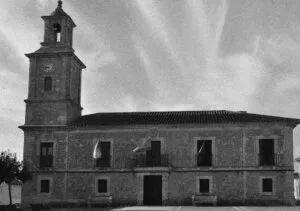 El Ayuntamiento de Sisante: Un Edificio Histórico con Escudo Real y Blasón Nobiliario