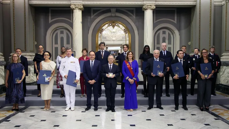 València otorga su Medalla de Honor al pueblo de Ceuta en un acto de solidaridad