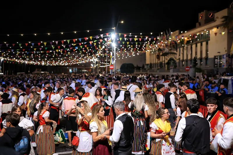 Candelaria celebra su tradicional Baile de Magos con miles de asistentes
