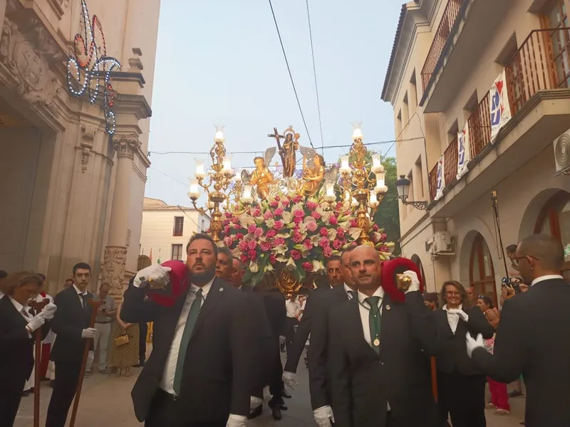 Novelda celebra el día grande de Santa María Magdalena con una emotiva procesión