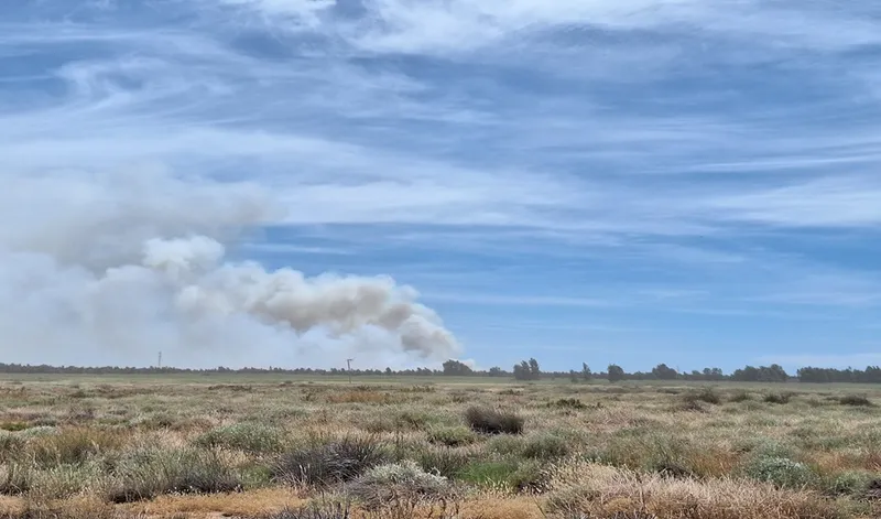 El humo persiste en Gibraleón por la combustión lenta en la marisma