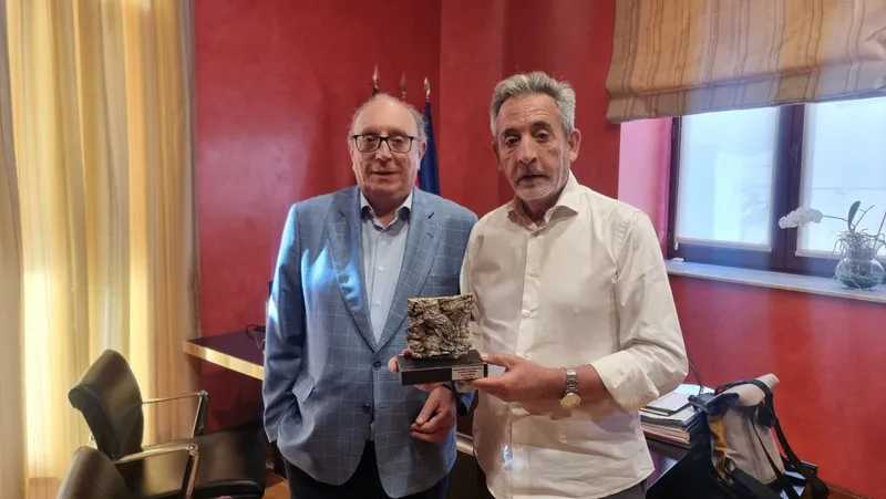 Valdepeñas custodia el primer corcho de alcornoques plantados hace dos décadas