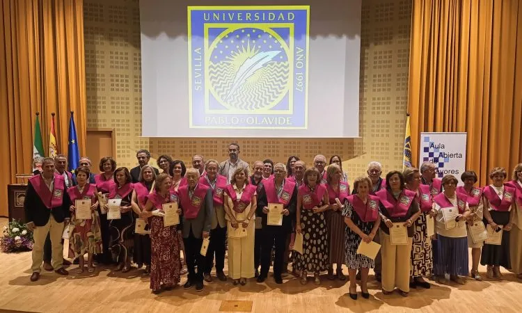 Alumnos mayores de Casariche culminan su formación universitaria en la UPO
