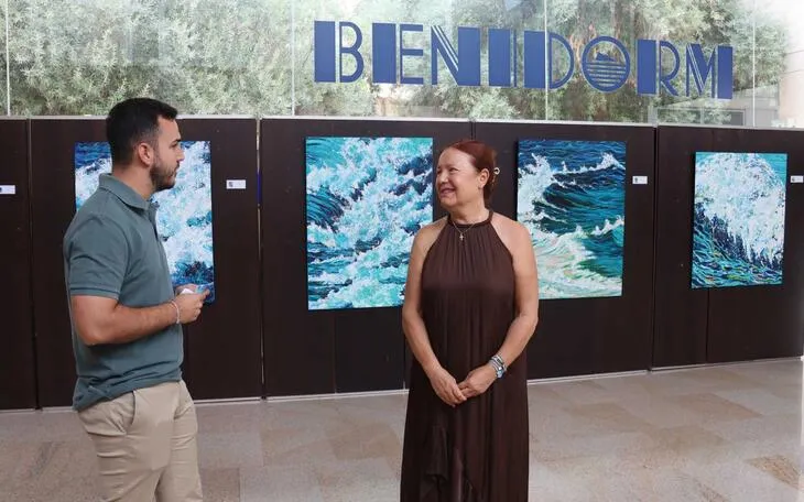 Vicenta Meneses explora la esencia del mar en su nueva exposición en Benidorm