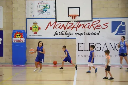 El campus de baloncesto de Manzanares celebra 20 años con récord de participación infantil