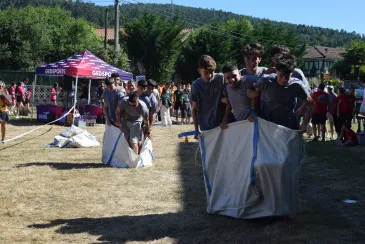 La Peña 'Columba Quijano' gana la gincana de obstáculos de las Fiestas de San Antonio en Piélagos