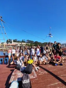 Finalizan las Jornadas Multiaventura en Mos con 26 jóvenes disfrutando de surf y convivencia