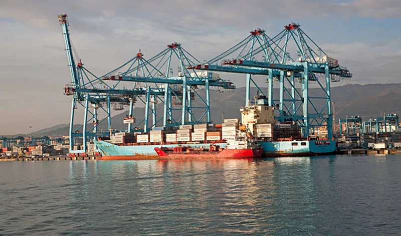 Dos mujeres fallecen al caer un coche al mar en el Puerto de Algeciras; dos hombres rescatados