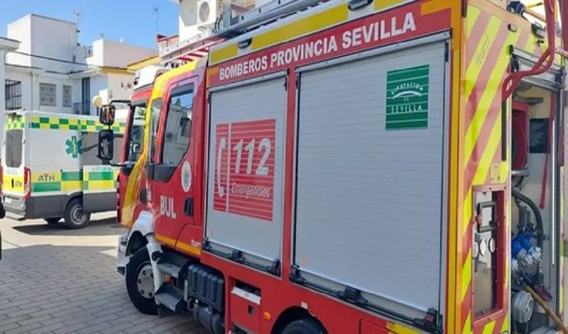 Incendio en un garaje comunitario de Tomares: tres asistidos y más de 200 desalojados