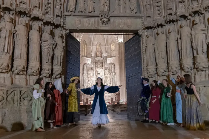 Jóvenes de todo el mundo dan vida a la historia de Huesca con una ruta teatralizada