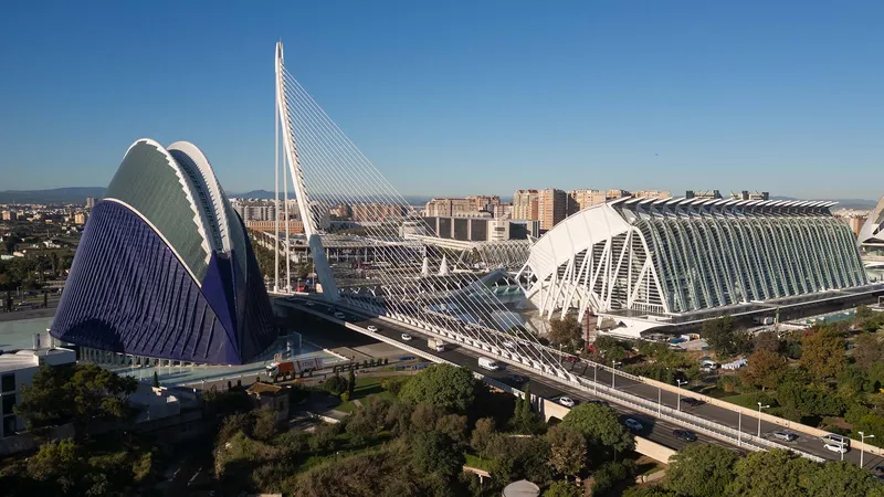 València finaliza el mantenimiento del icónico Pont de l'Assut de l'Or