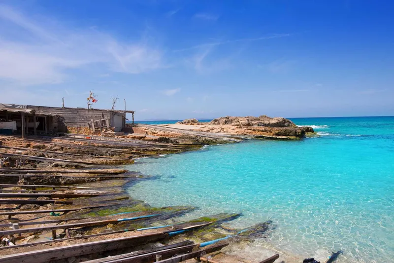Es Caló de Sant Agustí: Un rincón pesquero con historia y paisajes de contrastes