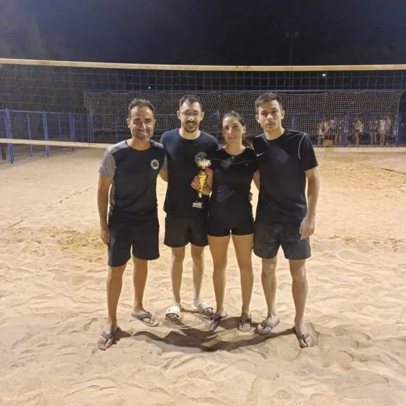 Pedro Muñoz celebra el éxito del II Torneo Local Mixto de Vóley Playa en la Piscina Municipal