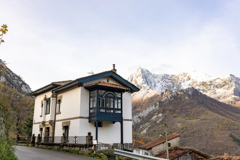 Ponga: Un tesoro arquitectónico tradicional integrado en la montaña