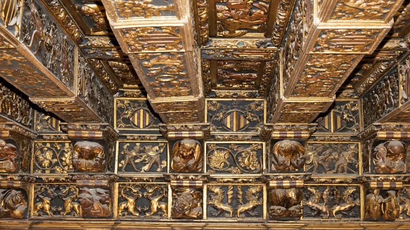 València inicia la rehabilitación del artesonado de la Sala Dorada de la Lonja de la Seda