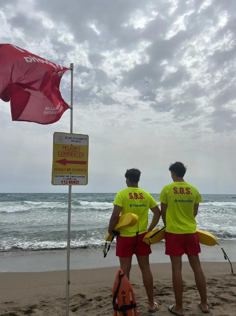 Socorristas de Lorca rescatan a seis personas en Calnegre por una fuerte corriente