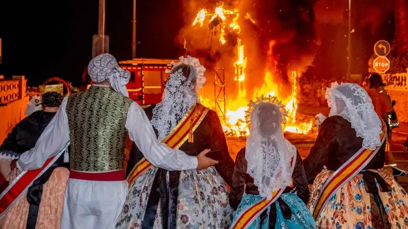 Benidorm cierra las fiestas de La Cala con la emotiva 'Nit de la Cremà'